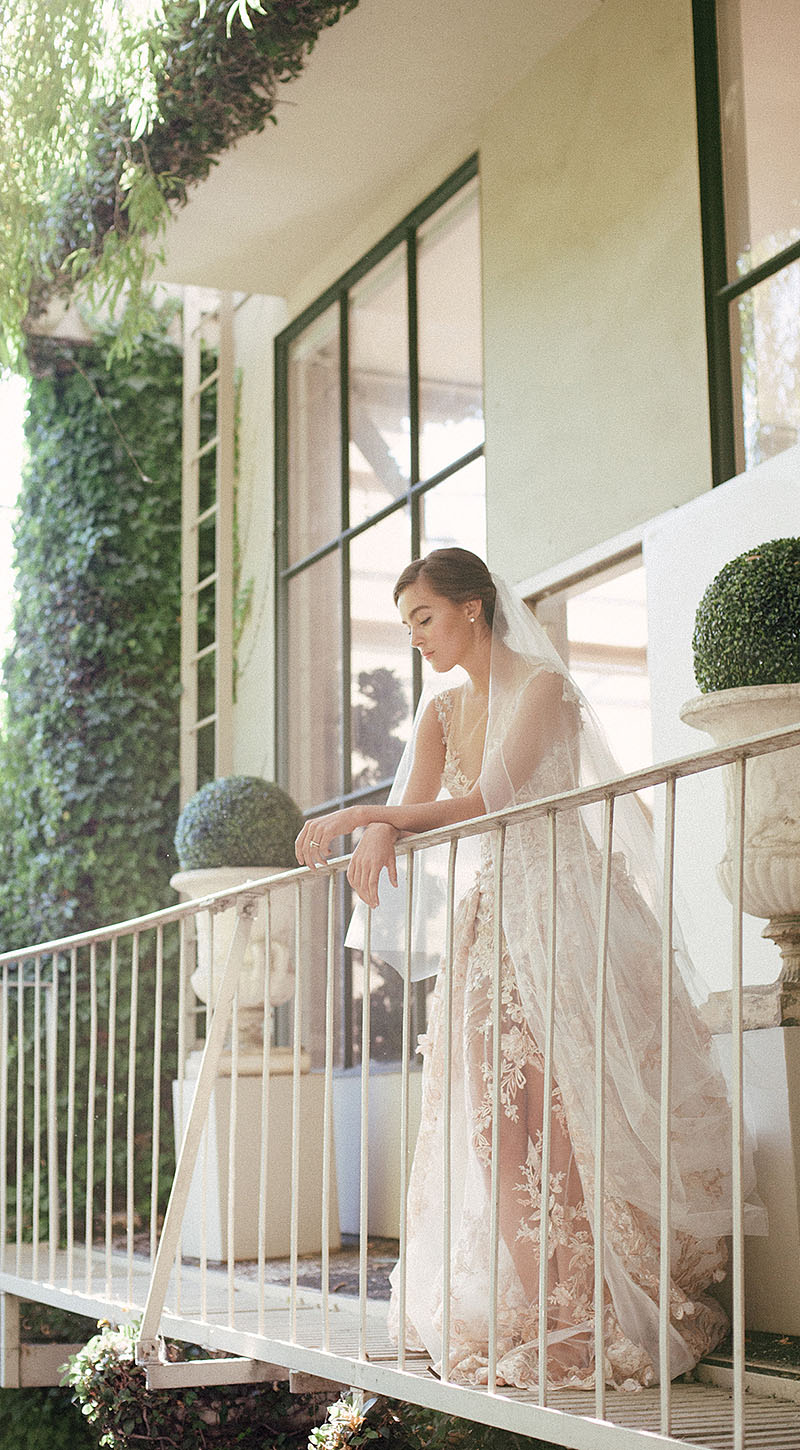 bride-balcony-reception-villa-fontaine